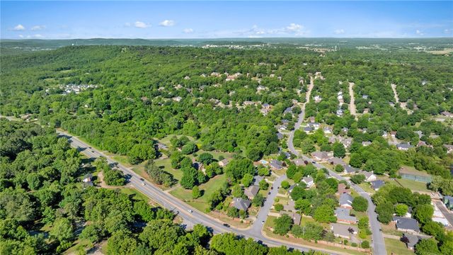 2750 E Londonderry Drive, Fayetteville, AR 72701