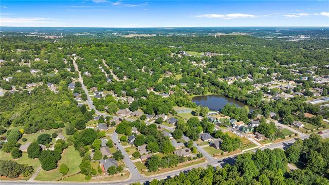 2750 E Londonderry Drive, Fayetteville, AR 72701