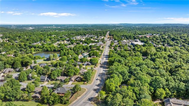 2750 E Londonderry Drive, Fayetteville, AR 72701