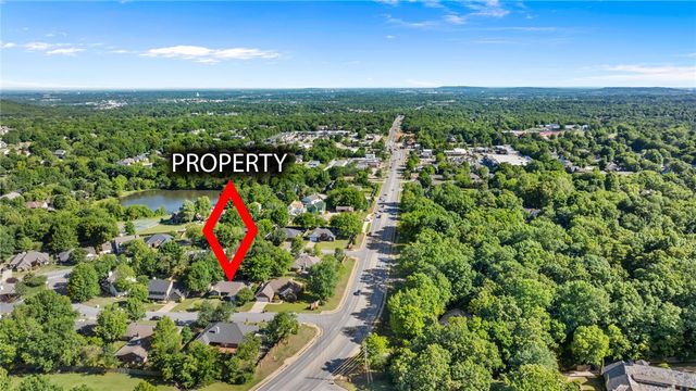2750 E Londonderry Drive, Fayetteville, AR 72701