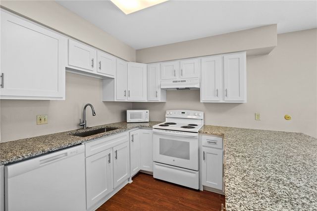 2750 E Londonderry Drive, Fayetteville, AR 72701