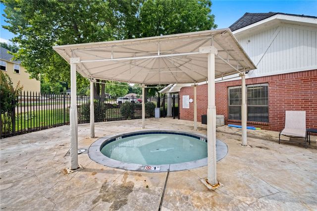 2750 E Londonderry Drive, Fayetteville, AR 72701