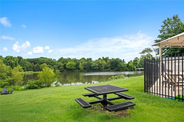 2750 E Londonderry Drive, Fayetteville, AR 72701