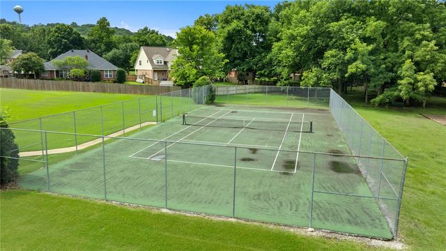 2750 E Londonderry Drive, Fayetteville, AR 72701