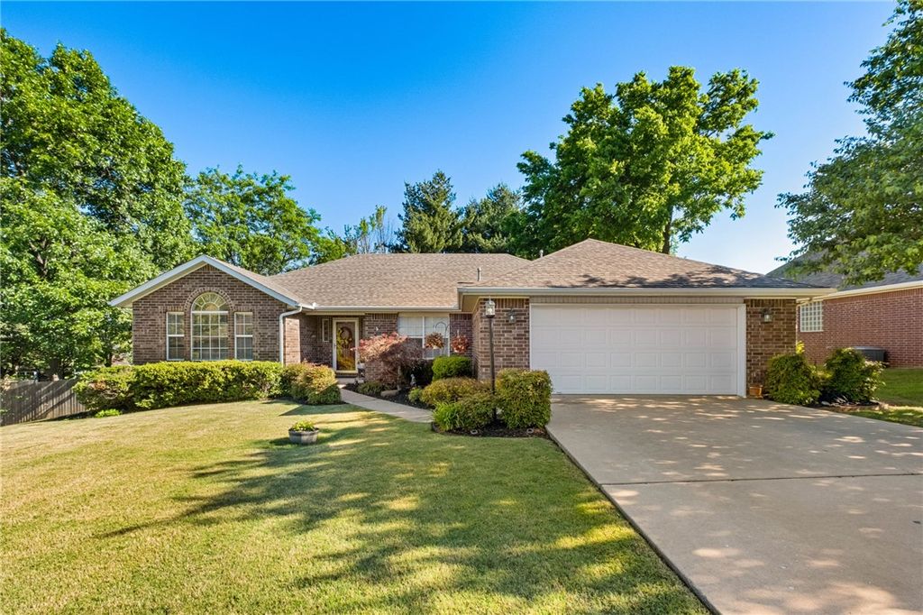 2750 E Londonderry Drive, Fayetteville, AR 72701