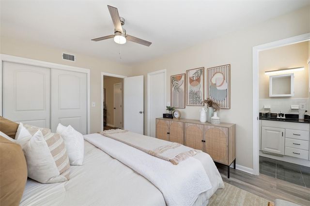 2327 W KNOLLWOOD PLACE, Tampa, FL 33604