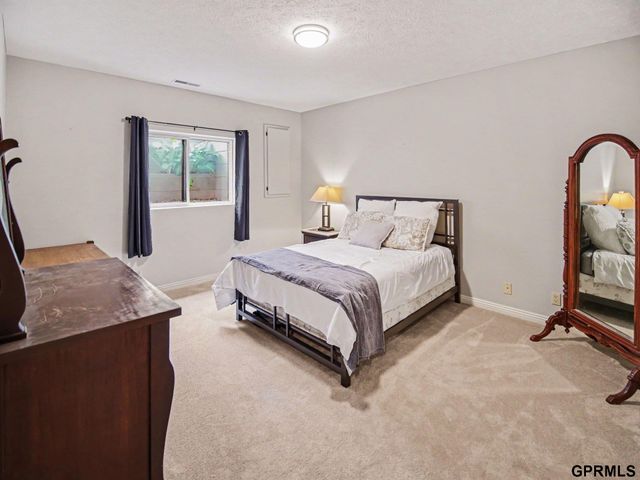 2948 Park Place Drive, Lincoln, NE 68506