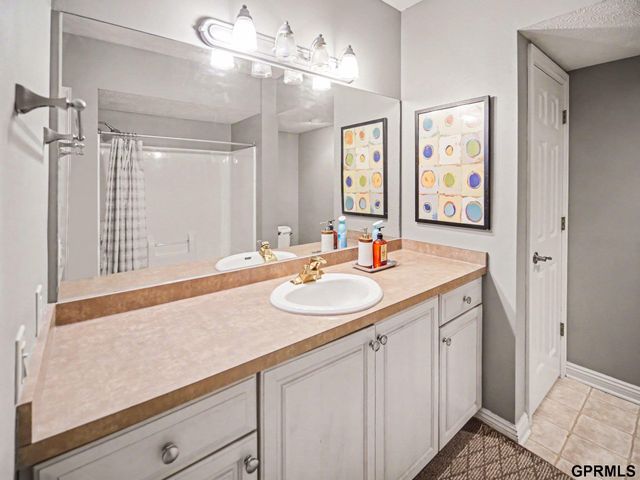2948 Park Place Drive, Lincoln, NE 68506