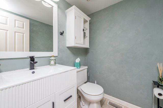 1851 Salem Court, Gurnee, IL 60031