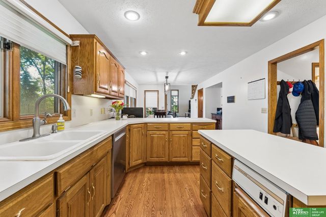 1209 Cottonwood Circle, Papillion, NE 68133