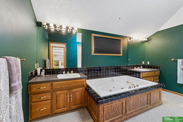 1209 Cottonwood Circle, Papillion, NE 68133