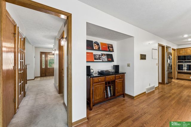 1209 Cottonwood Circle, Papillion, NE 68133