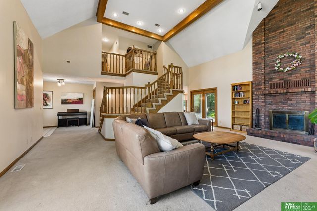 1209 Cottonwood Circle, Papillion, NE 68133
