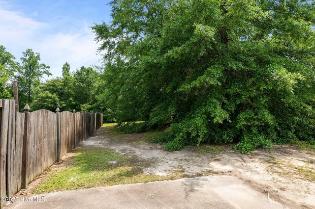 300 Lake Road A & B, Greenville, NC 27834