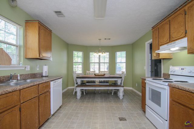 604 Gateway Drive, Bonaire, GA 31005