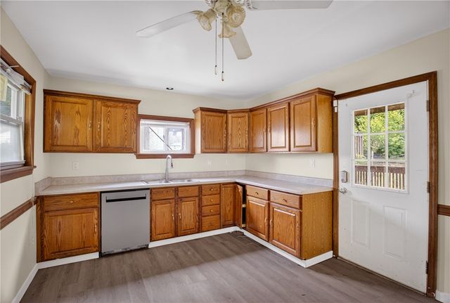 906 1st St, Mckees Rocks, PA 15136