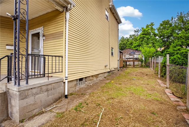 906 1st St, Mckees Rocks, PA 15136