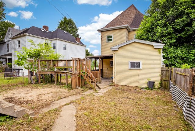 906 1st St, Mckees Rocks, PA 15136