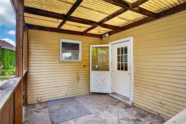 906 1st St, Mckees Rocks, PA 15136