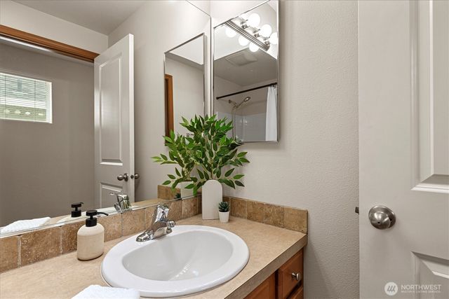 10050 19th Avenue SW, Seattle, WA 98146