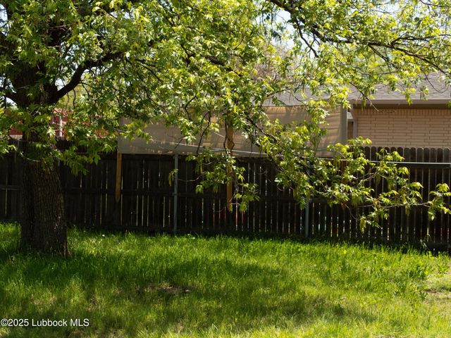 824 W Tennessee Street, Floydada, TX 79235