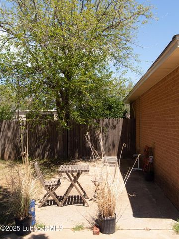 824 W Tennessee Street, Floydada, TX 79235