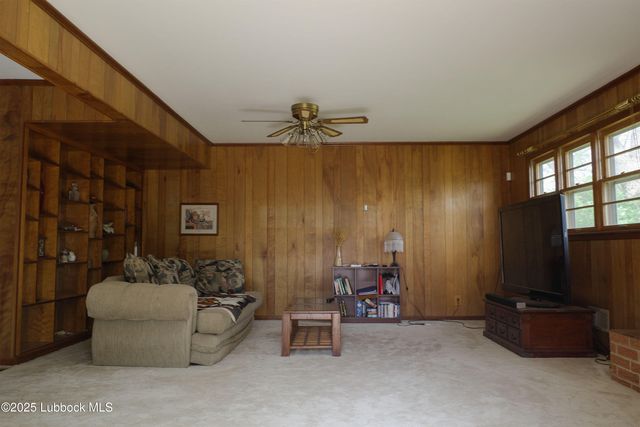 824 W Tennessee Street, Floydada, TX 79235