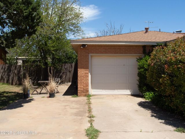 824 W Tennessee Street, Floydada, TX 79235