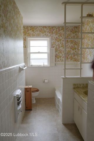 824 W Tennessee Street, Floydada, TX 79235