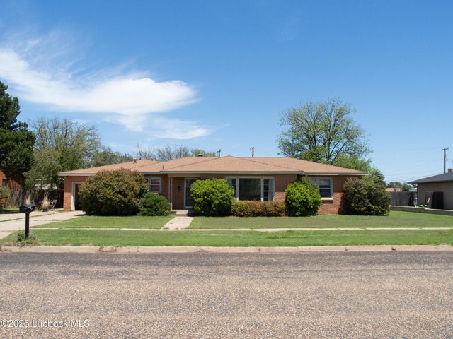 824 W Tennessee Street, Floydada, TX 79235