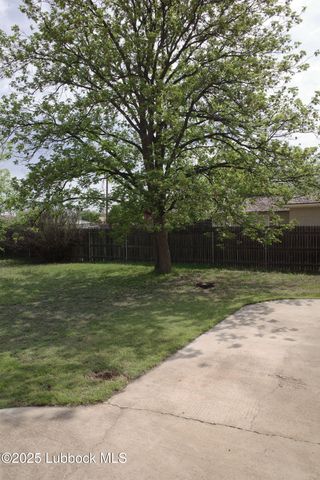 824 W Tennessee Street, Floydada, TX 79235