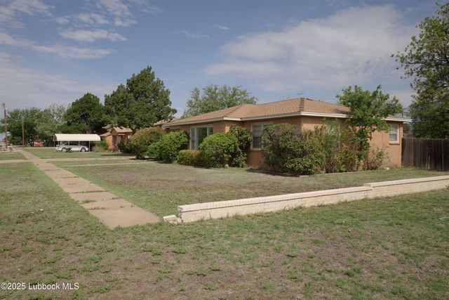 824 W Tennessee Street, Floydada, TX 79235