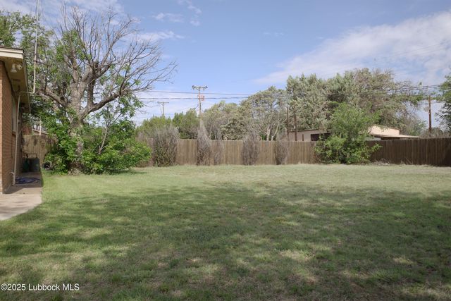 824 W Tennessee Street, Floydada, TX 79235