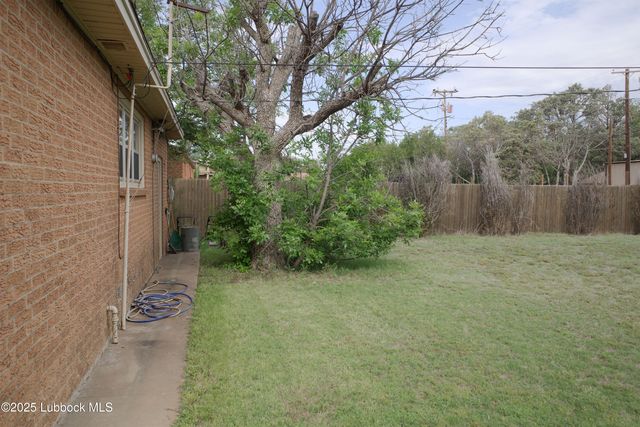 824 W Tennessee Street, Floydada, TX 79235