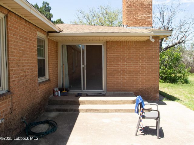 824 W Tennessee Street, Floydada, TX 79235
