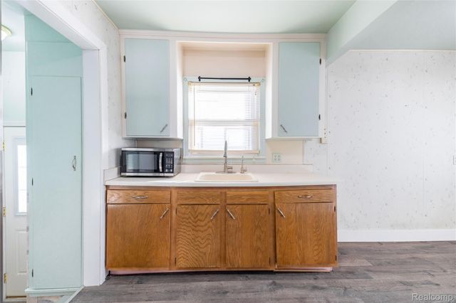 472 Mayflower Avenue, Lincoln Park, MI 48146