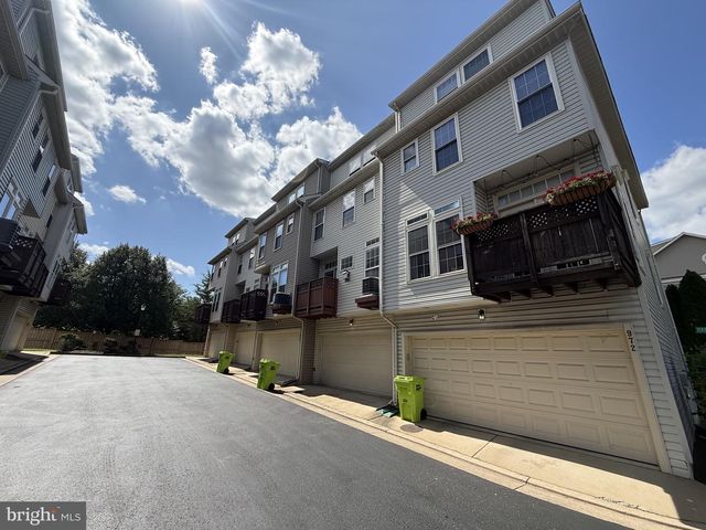 970 HARRISON CIR, Alexandria, VA 22304