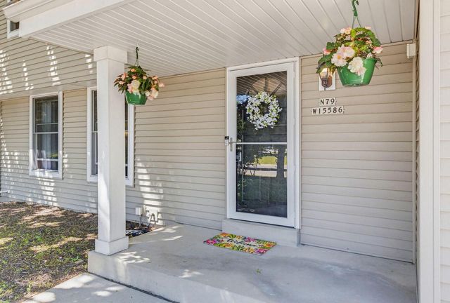 N79W15586 Deerfield TRAIL, Menomonee Falls, WI 53051