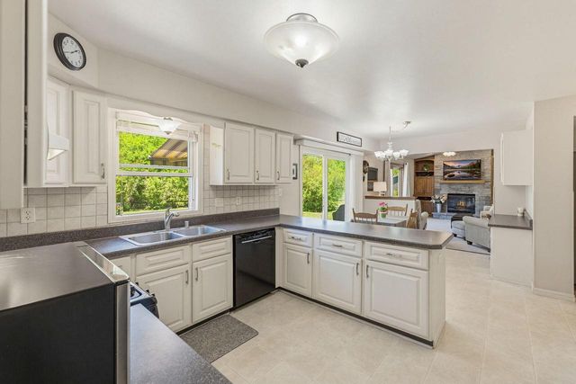 N79W15586 Deerfield TRAIL, Menomonee Falls, WI 53051