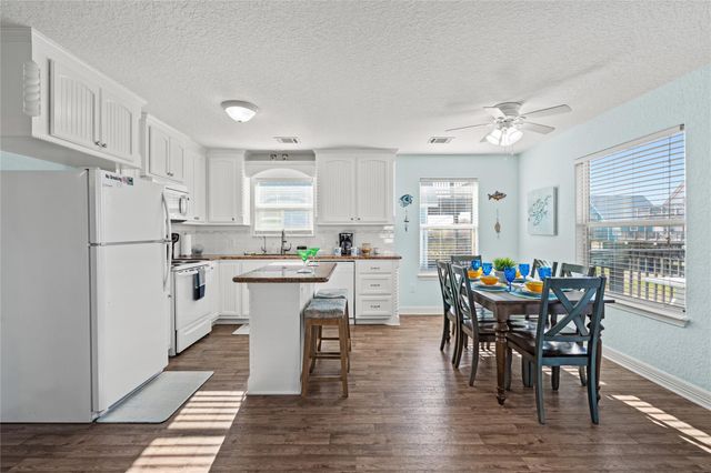 218 Sea Oats Drive, Surfside Beach, TX 77541