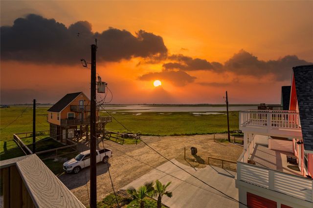 218 Sea Oats Drive, Surfside Beach, TX 77541