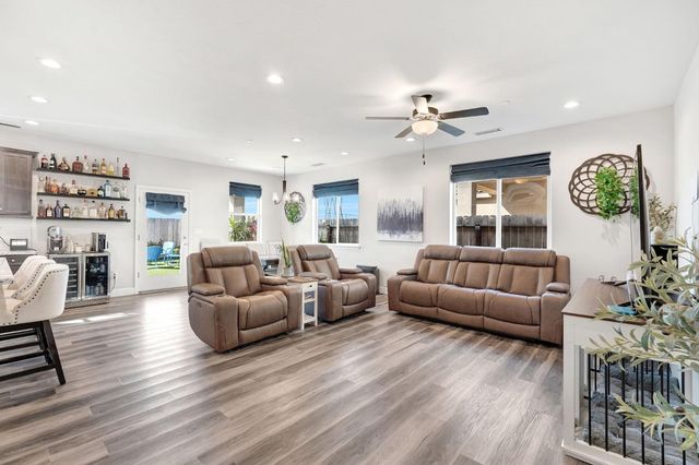 1109 Wasatch Dr, Madera, CA 93638