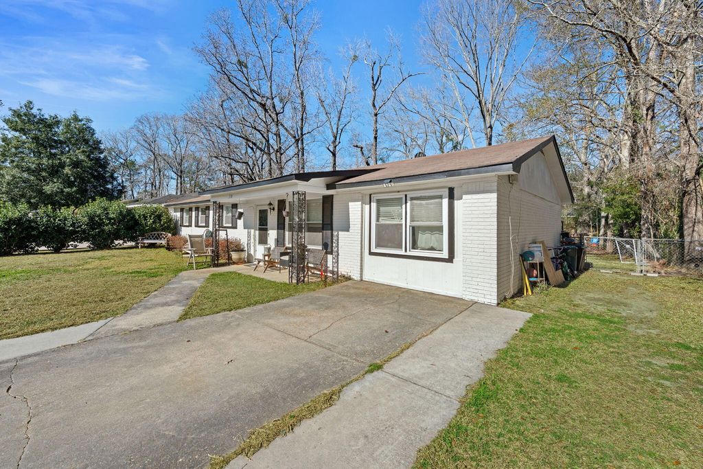 Image 3 of property listing at 118 Froman Drive, Summerville, SC 29483