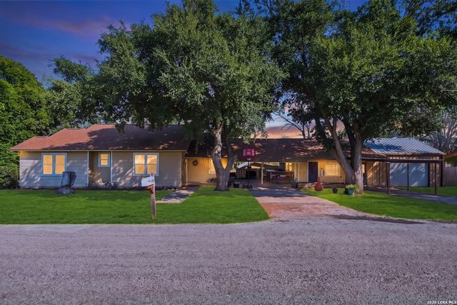 1604 J St, Floresville, TX 78114