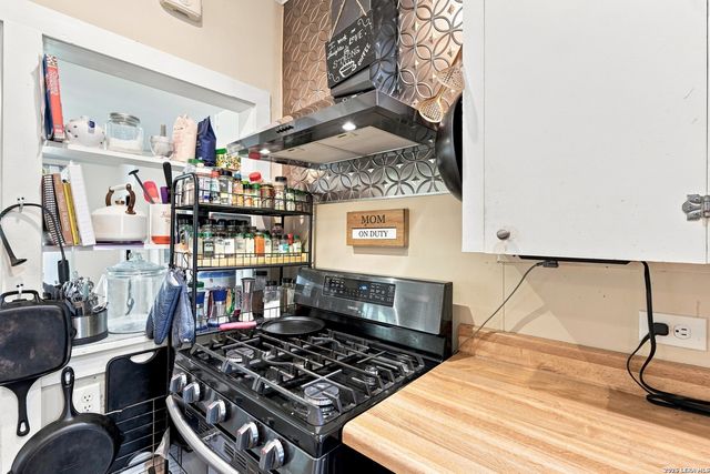 1604 J St, Floresville, TX 78114