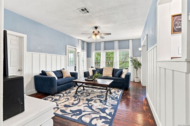 1604 J St, Floresville, TX 78114