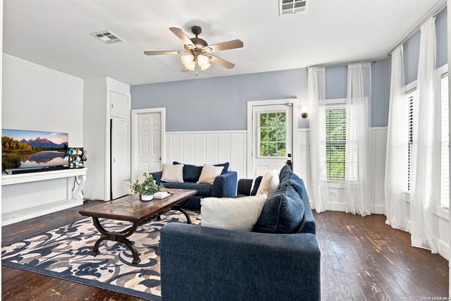 1604 J St, Floresville, TX 78114