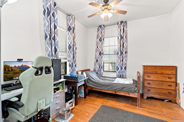 1604 J St, Floresville, TX 78114