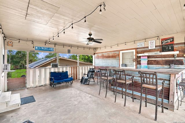 1604 J St, Floresville, TX 78114