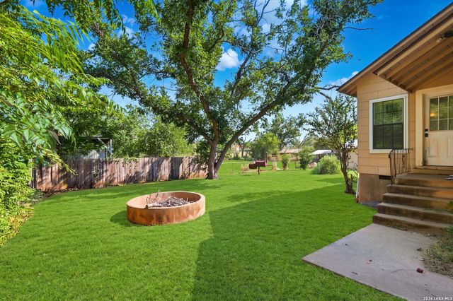 1604 J St, Floresville, TX 78114